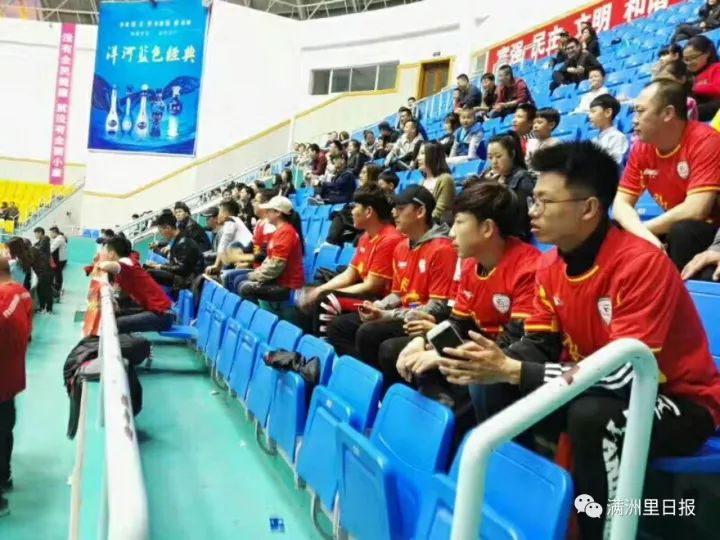 为“雪狼”呐喊助威满洲里市首个球迷协会诞生