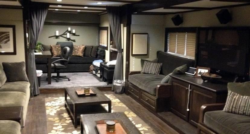 塞满豪华装备的移动“希尔顿”一万块买个树洞你钻吗?