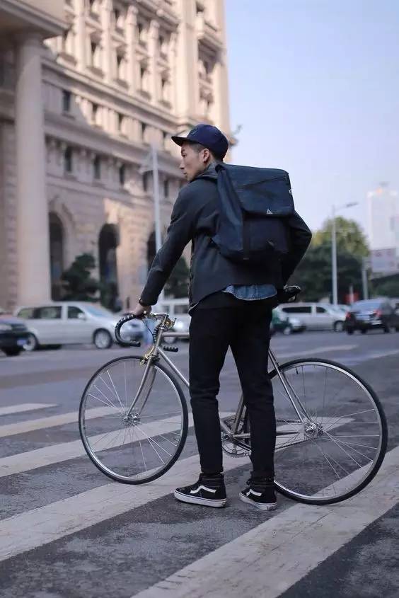 好看能穿不臃肿的双肩包男潮,防水双肩背包时髦又实用