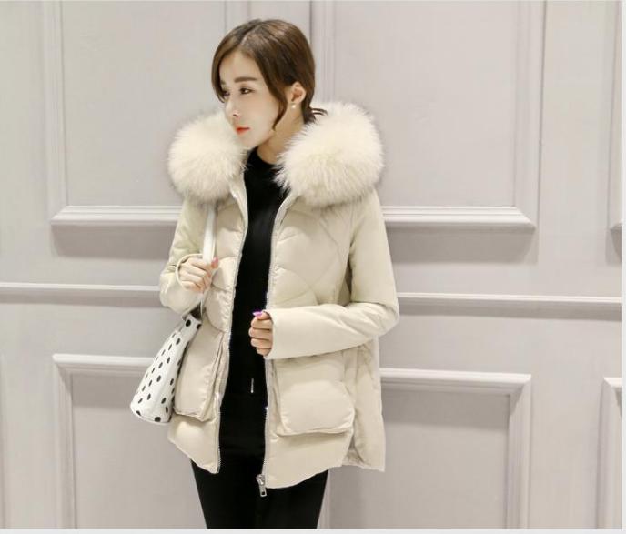 大毛领羽绒服显瘦时尚洋气女款,气质款大毛领羽绒服女高端