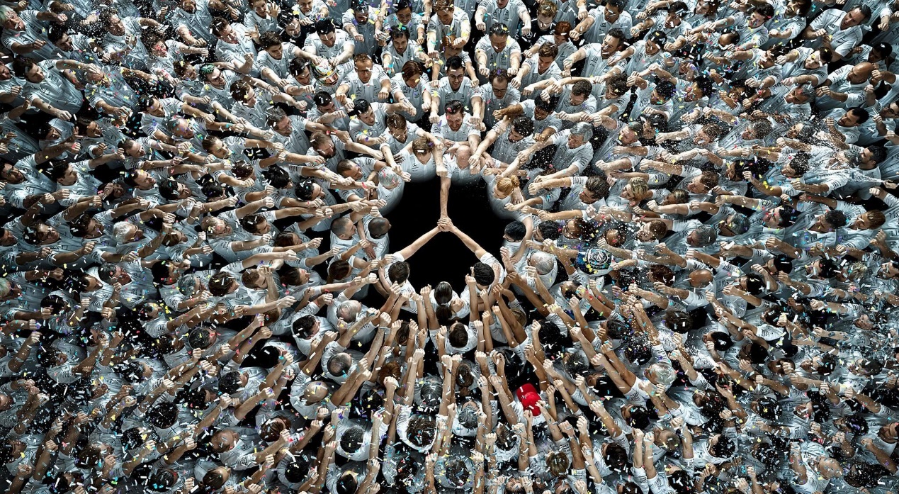 快拿小本儿记笔记，梅赛德斯凭什么连吃了四年鸡？｜张小鹅频道