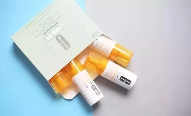 嘿给你看看我最近的护肤品！这些精华听说能让你贴上不老妖精标签