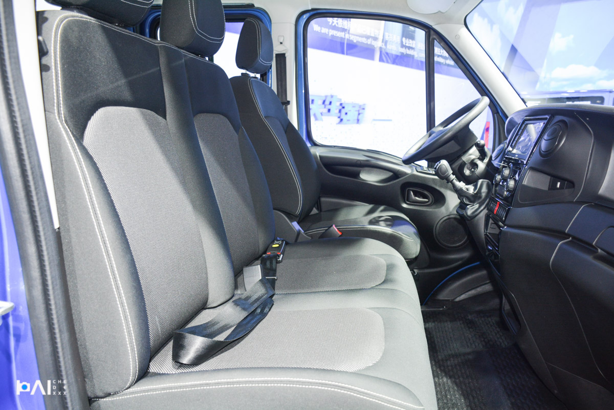 依维柯欧胜双排轻卡最新款,依维柯daily欧胜3座