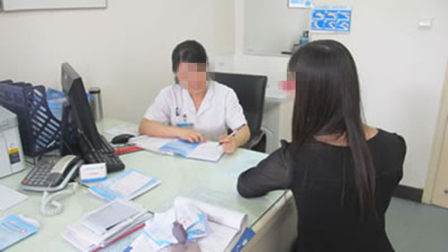 女子胃痛难忍医生让她喝可乐,女子胃痛难忍医生让喝可乐治病