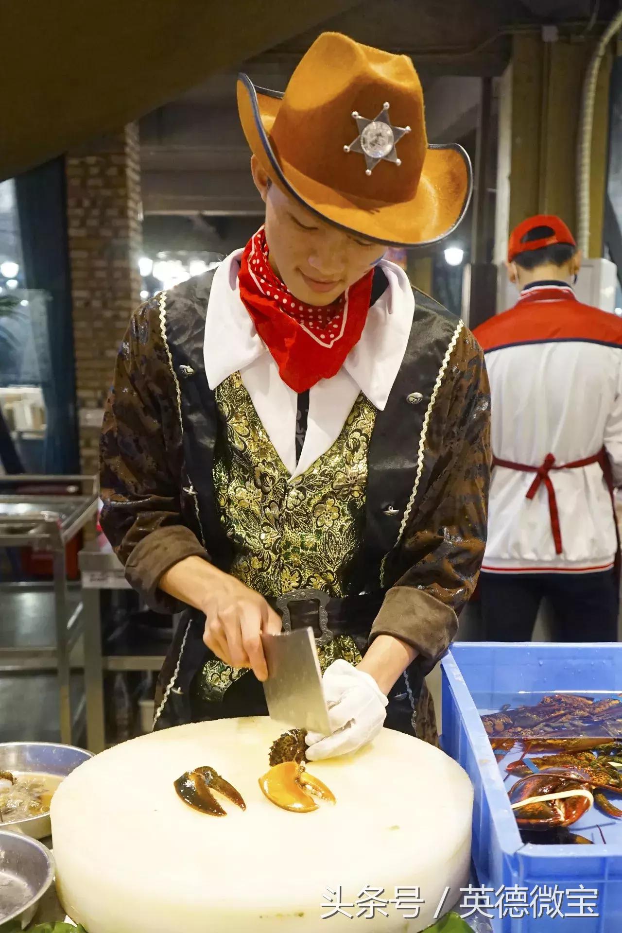 椰林6号海鲜码头，卖龙虾，这个价格很新鲜！