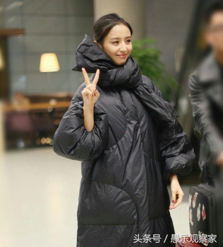 佟丽娅这一万多羽绒服穿的邋里邋遢，网友：这是大号垃圾袋吧！