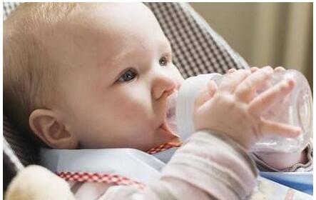 怎么样让宝宝喝水视频教程,怎样喝水宝宝才不呛