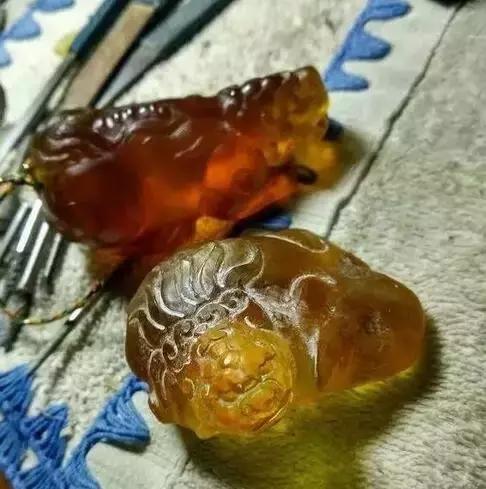 我的琥珀摔断了，雕刻师把残品变成完品，赞一个