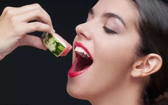 一辈子要吃掉多少口红,一辈子要吃多少东西