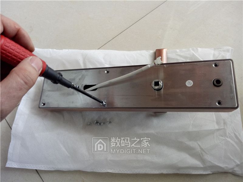 智能门锁容易被小偷无痕打开吗,智能门锁拆解图解