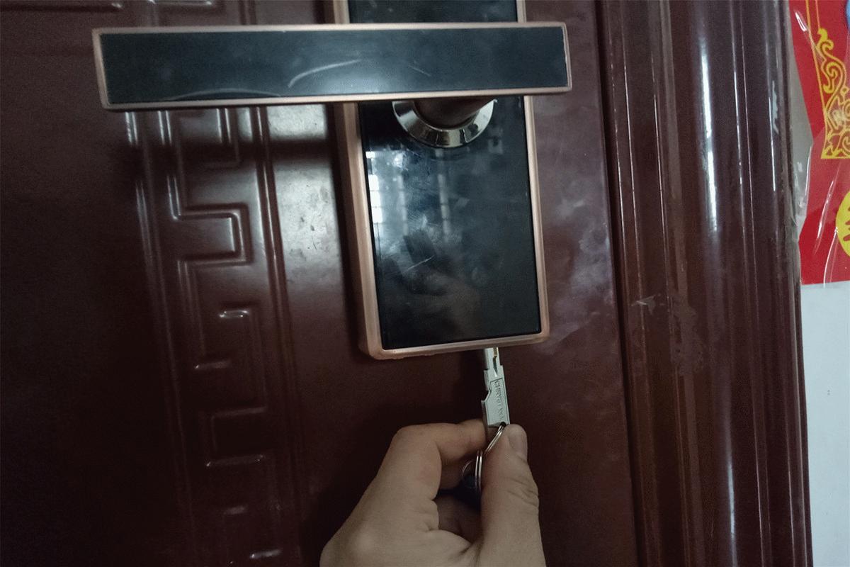 智能门锁拆解步骤,智能门锁拆解图解