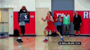 哈登胯下过人几乎没有人能防得住,哈登的过人招牌动作