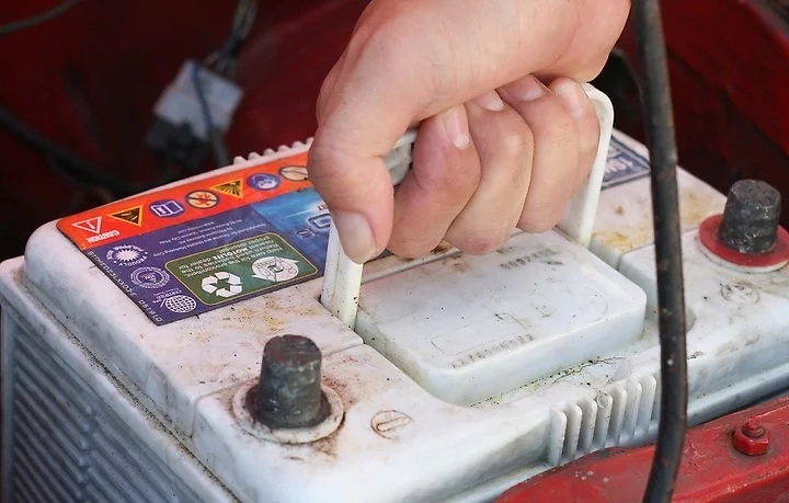 汽车蓄电池寿命一般多久更换,上门更换汽车蓄电池