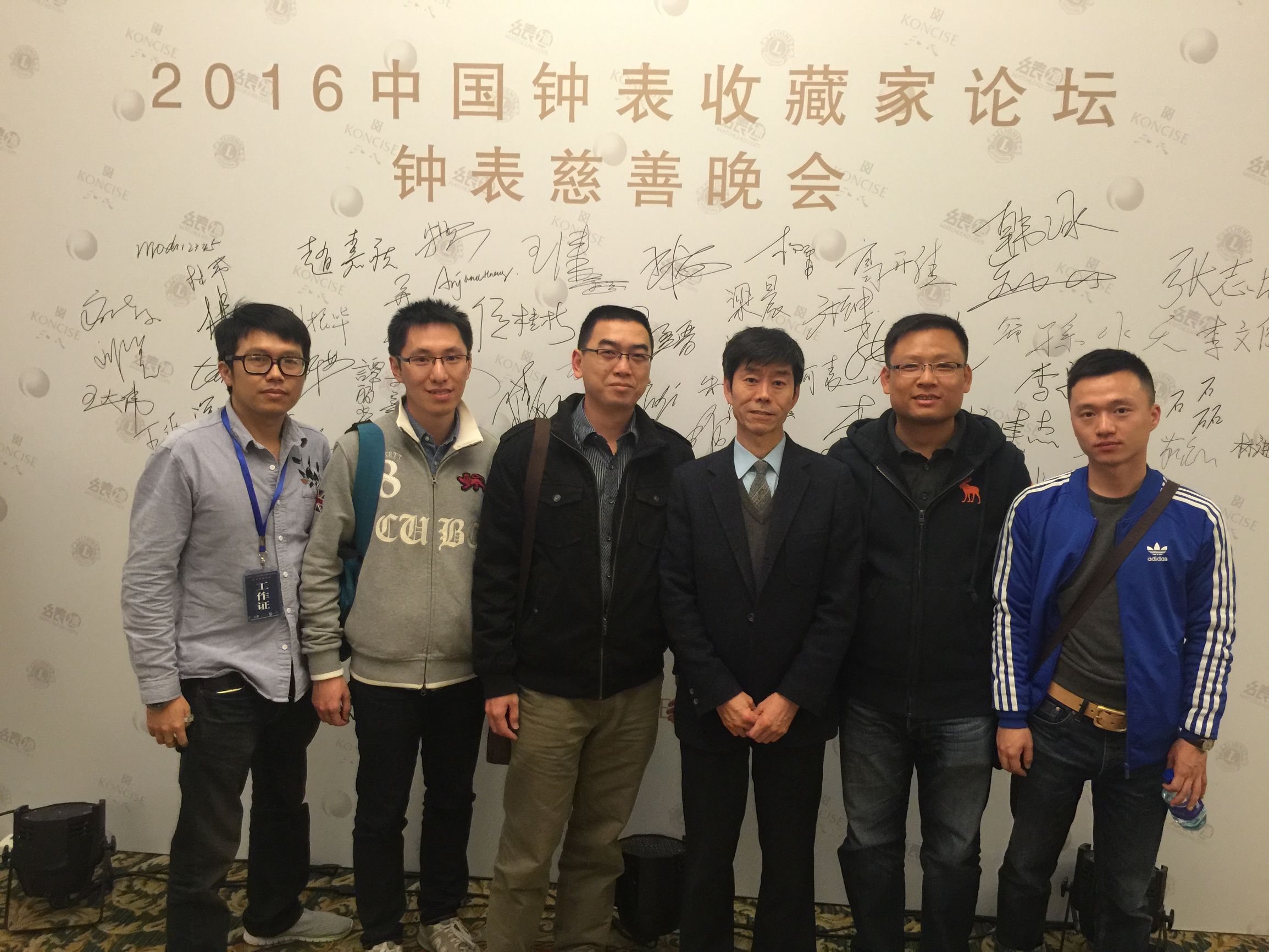 钟表收藏家展示自己的藏品,中国民间古董钟表收藏家