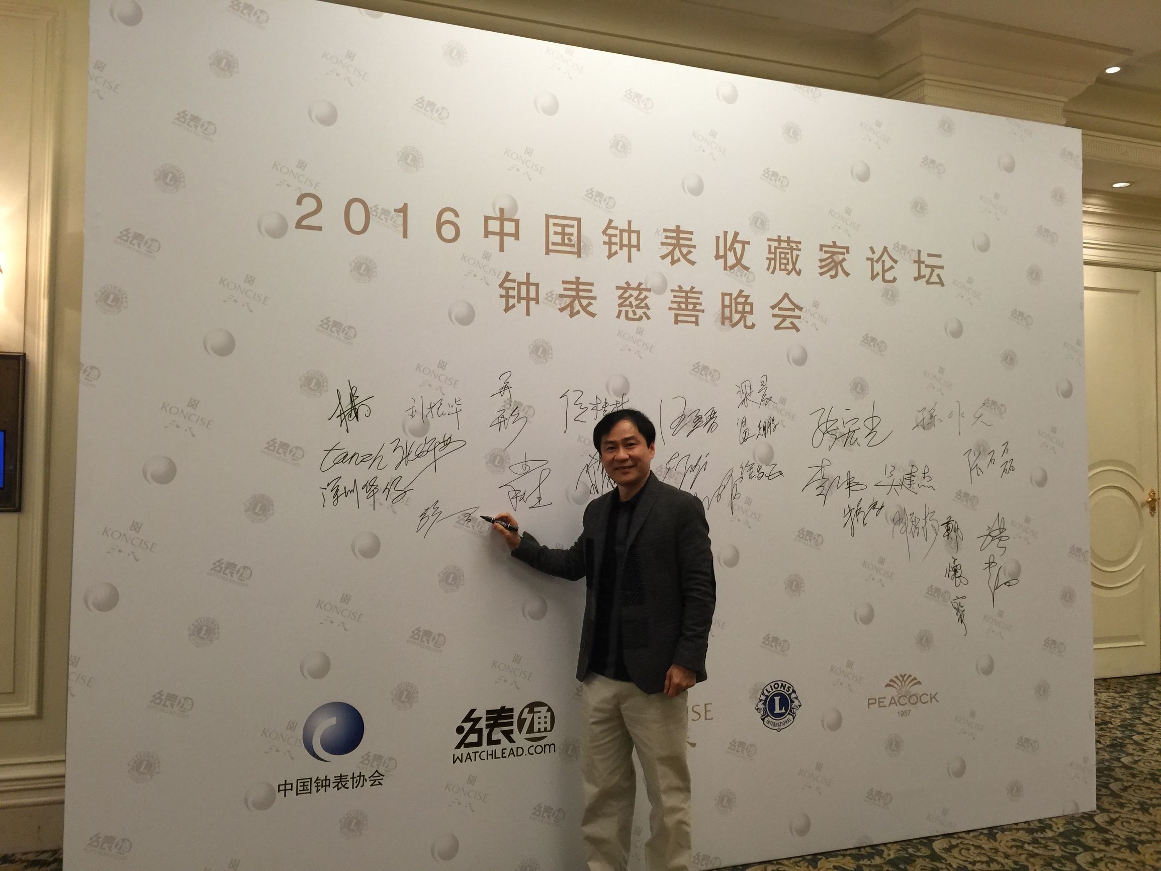 钟表收藏家展示自己的藏品,中国民间古董钟表收藏家