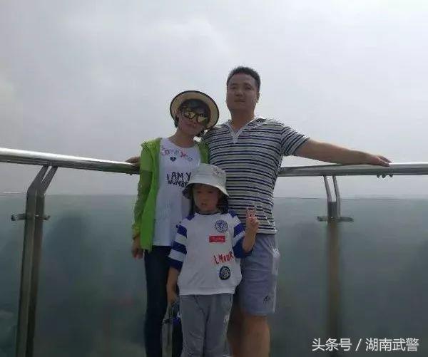 我向党旗敬个礼,我向党旗敬个礼范文