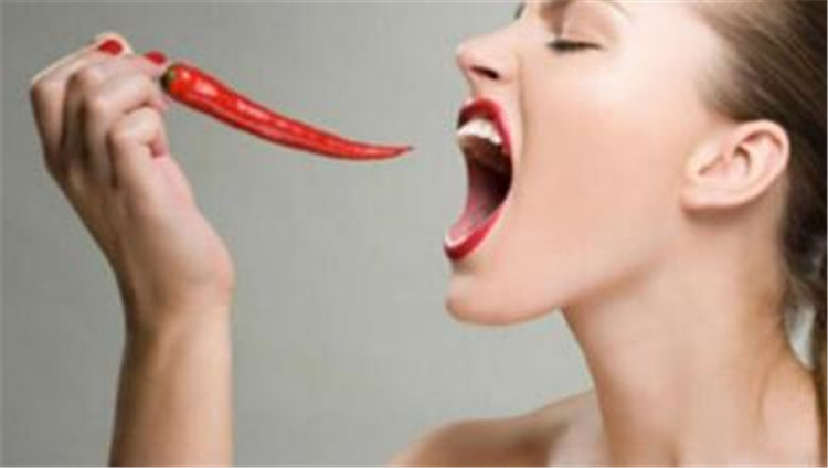 嘴唇干裂的最好处理方式是什么,嘴唇干裂一直喝水都不好