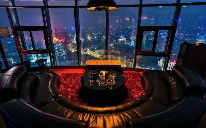 成都最高的酒吧，佳酿、美女、电音、轰趴，这个圣诞在这都能找到