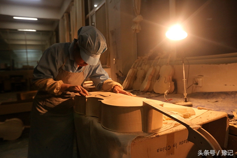 一群不识五线谱的确山农民，却造出了中国80%的中高端小提琴