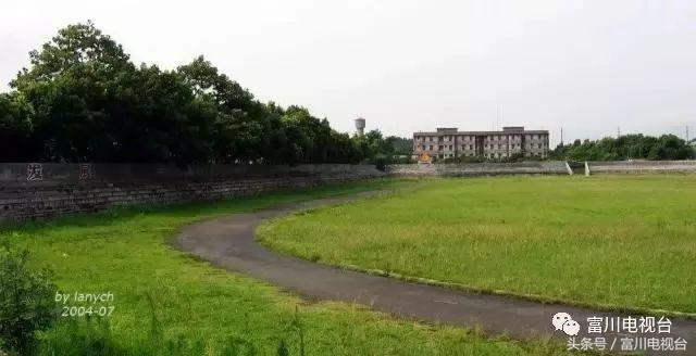 国家二类标准田径场,国家二类田径场是无颗粒跑道吗