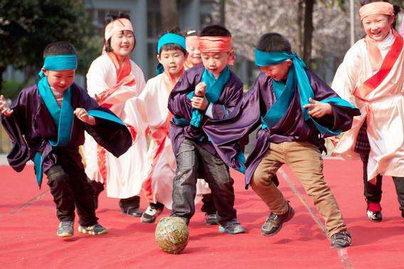 足球与中国的蹴鞠有什么关系,足球起源于中国的蹴鞠