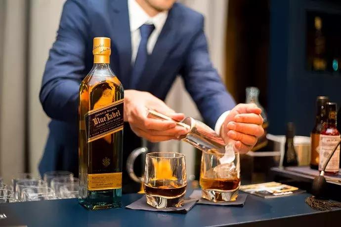 红方和黑方蓝方威士忌的区别,威士忌里黑方红方蓝方有什么区别