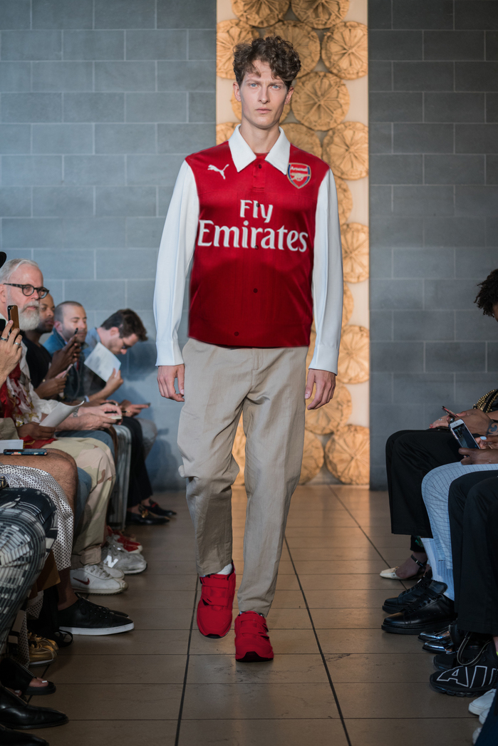 我们一不小心把这些足球队服改造成了时装周爆款……