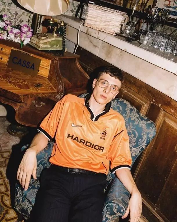 我们一不小心把这些足球队服改造成了时装周爆款……