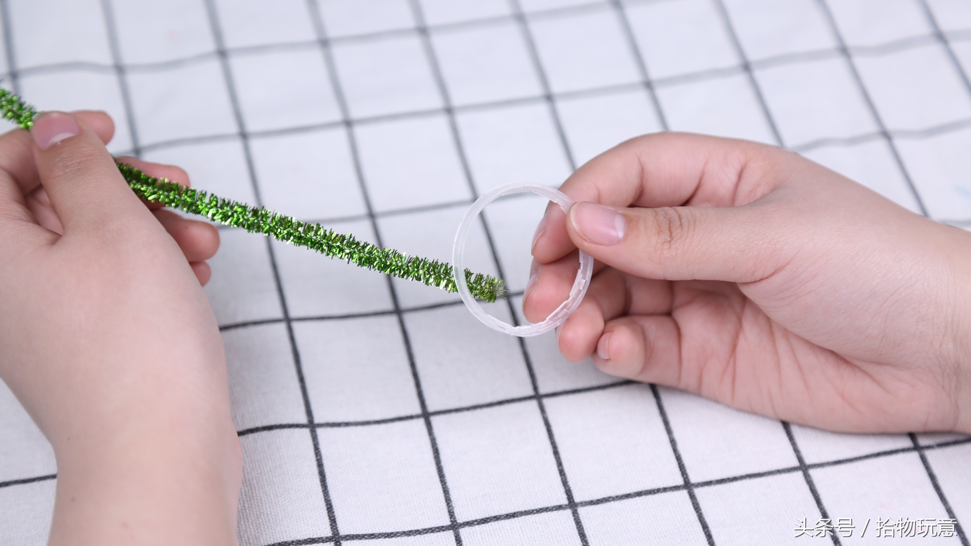 饮料瓶和毛根的结合，造就闪眼的小花环，见过的人都很想拥有