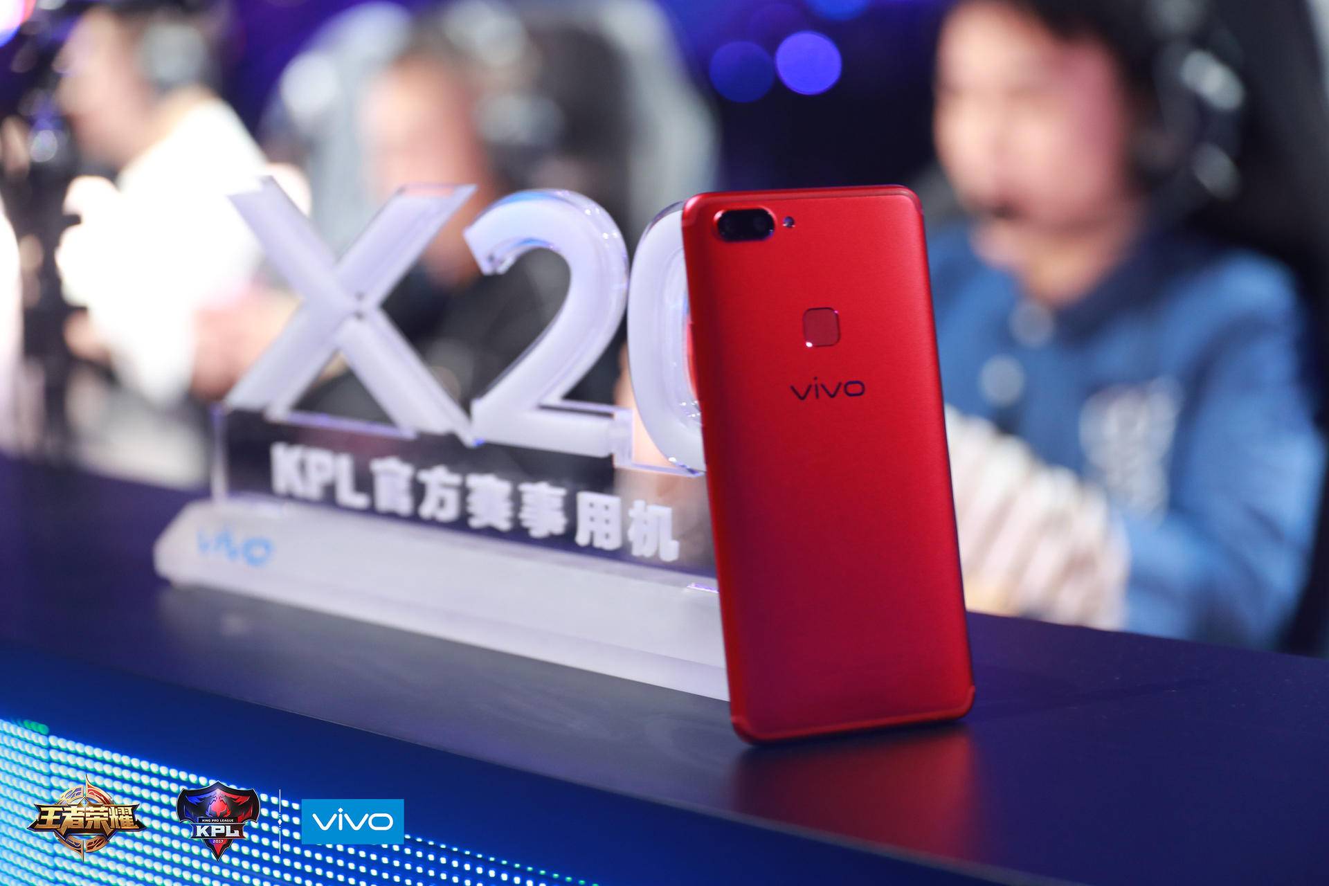 KPL三连冠，QGhappy王朝建立，除了实力还靠这款全面屏手机