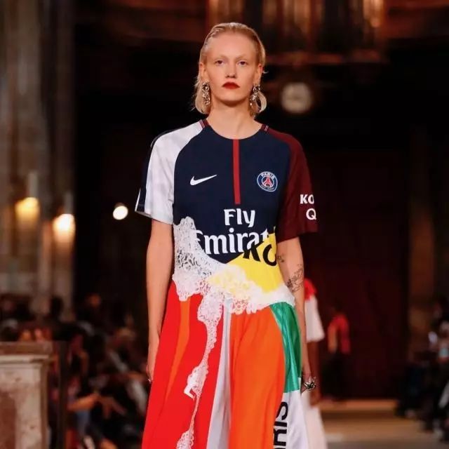 我们一不小心把这些足球队服改造成了时装周爆款……