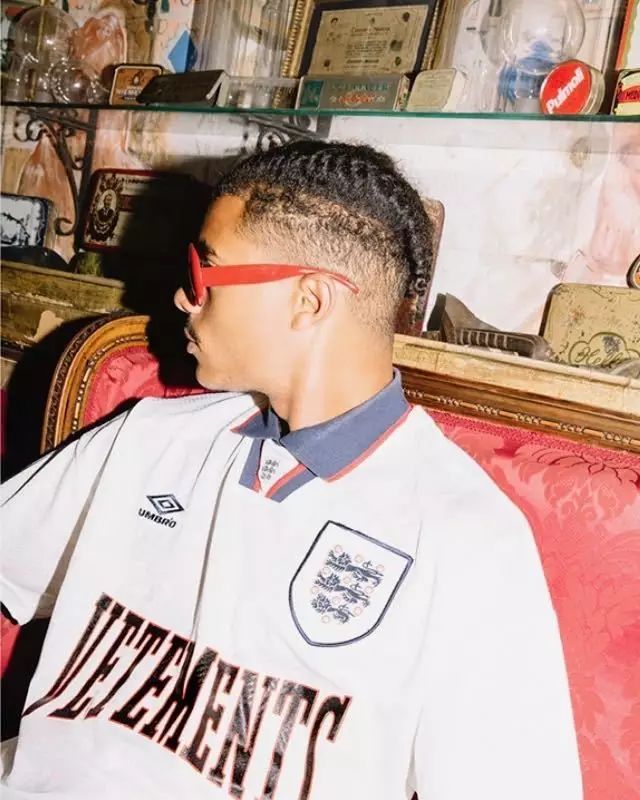 我们一不小心把这些足球队服改造成了时装周爆款……