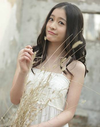 张雪迎气质婉约娇艳靓丽甜美灵动,张雪迎机场清爽造型少女感十足