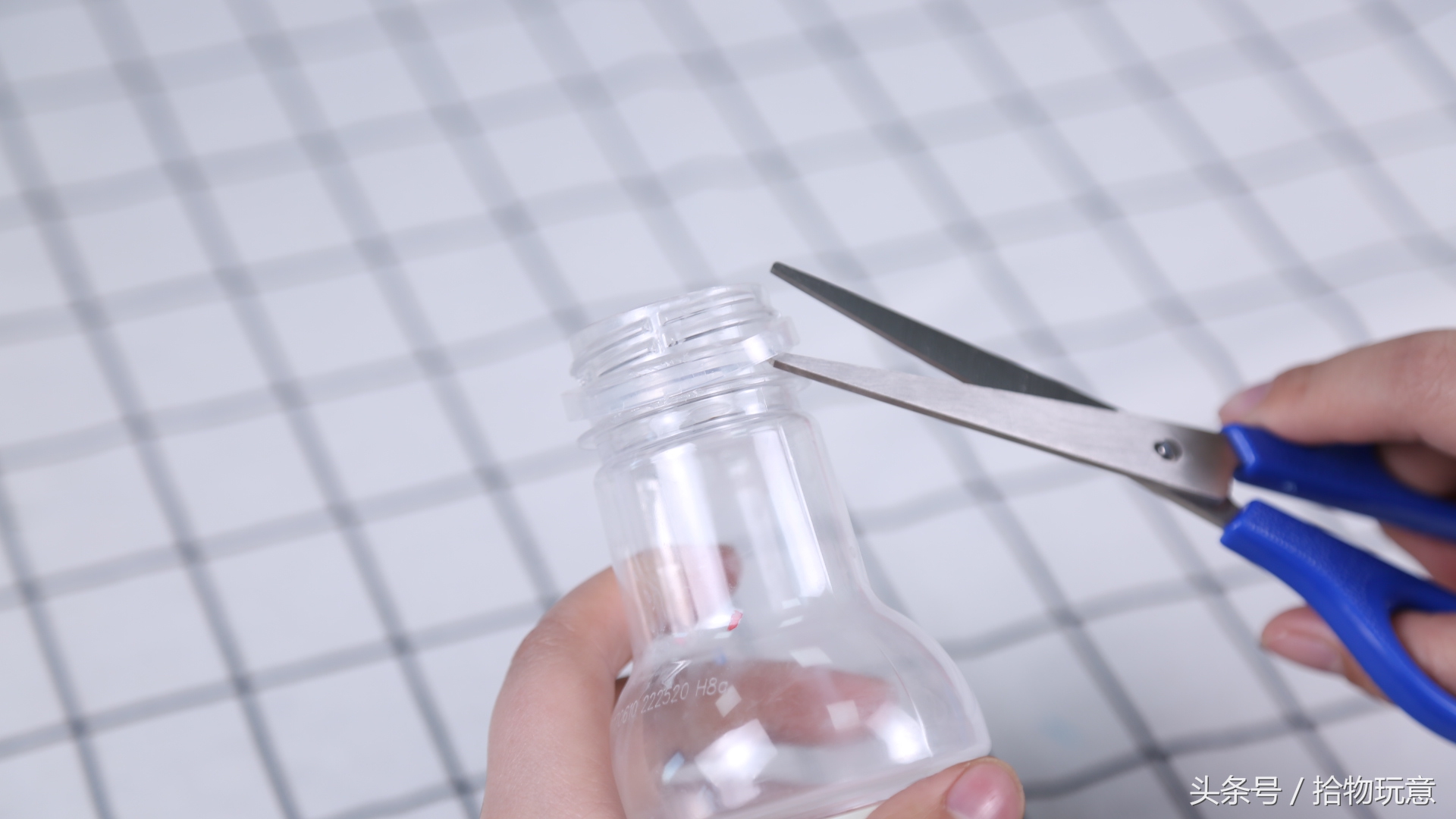 饮料瓶和毛根的结合，造就闪眼的小花环，见过的人都很想拥有