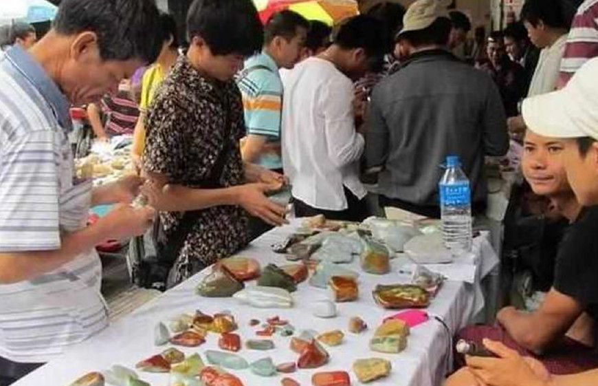 这群人，抽着6块钱的烟，住着50块的宾馆，却谈着上千万的生意？