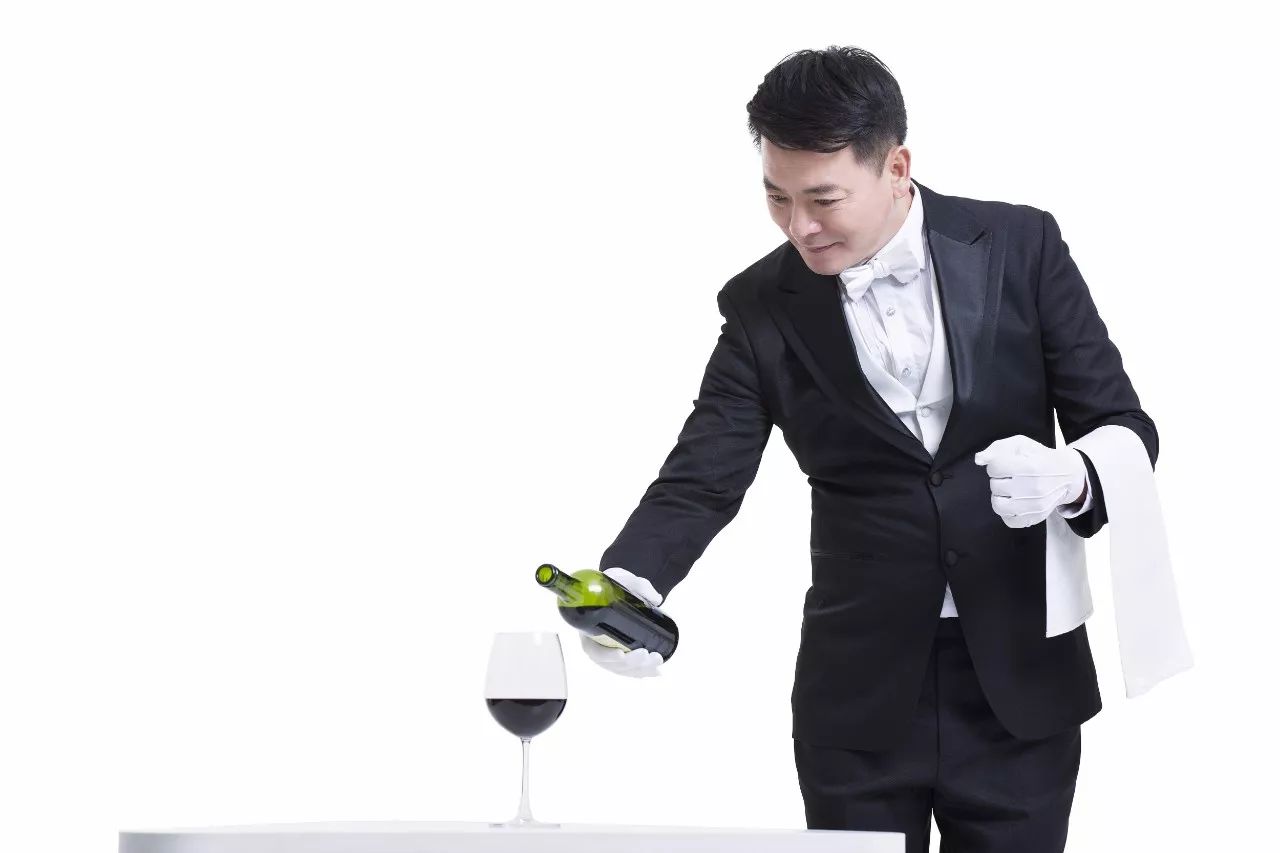 这些服务员的工资是你的N倍,但不是谁都能做