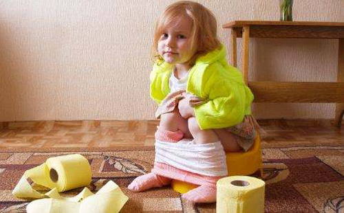 宝宝快三岁了自己还是不会大小便,宝宝快3岁了还不会自己如厕