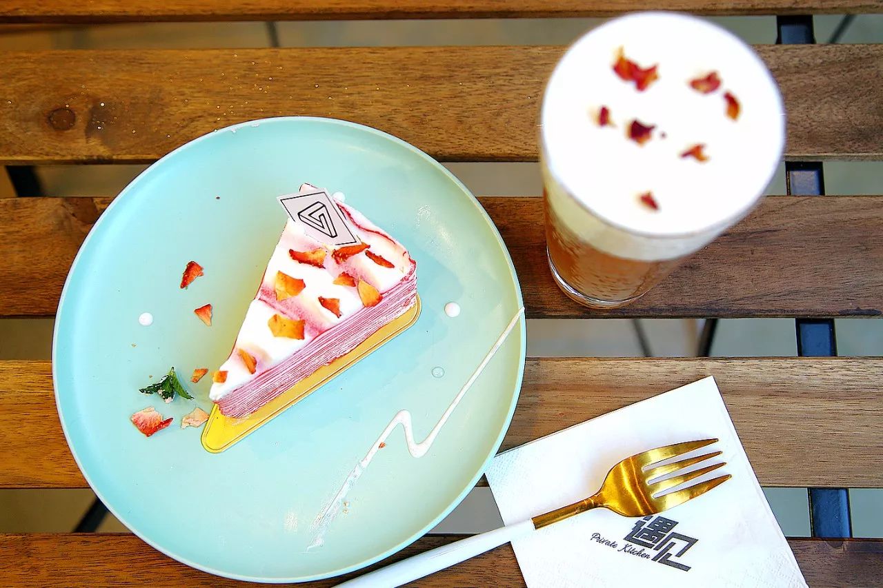 在甜品店里花样调酒？新街口这家网红店让你来了就不想走！