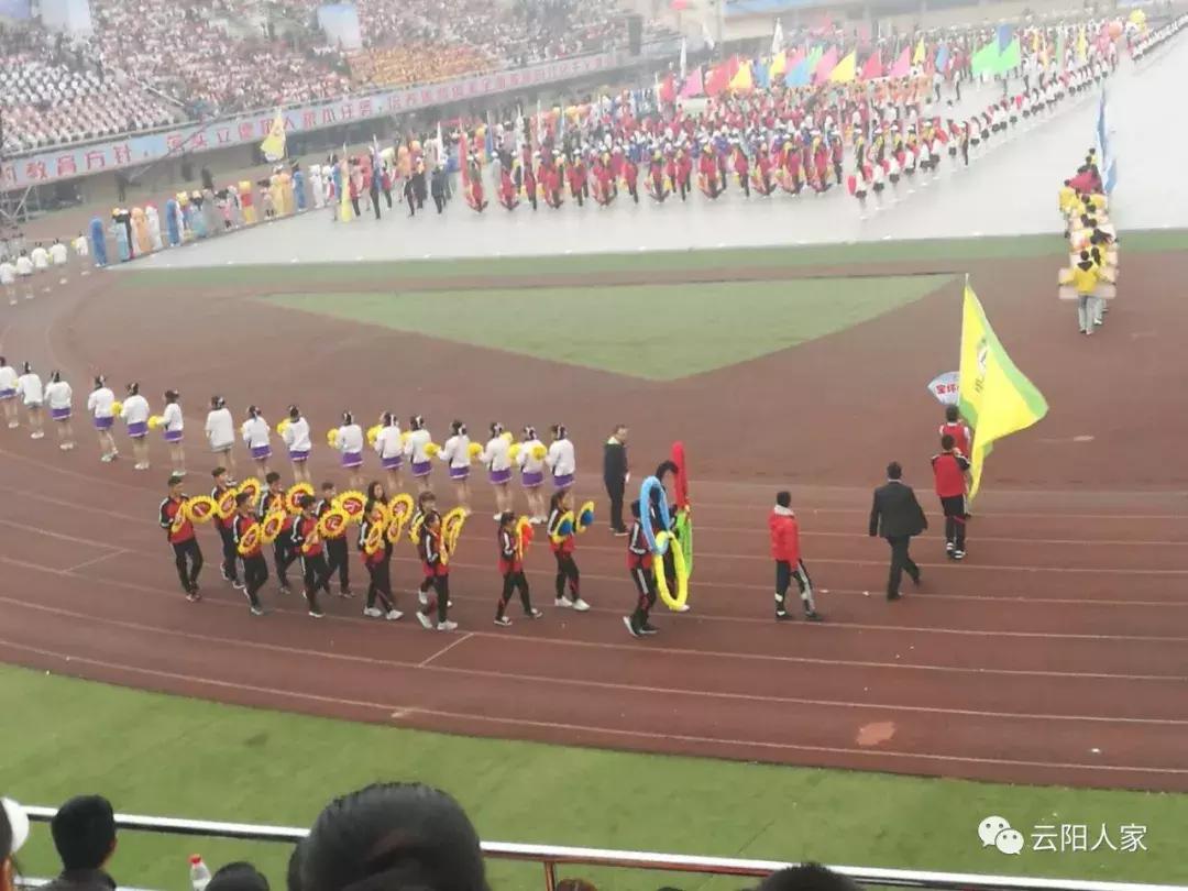 第三届中小*运学**动会开幕,花式表演拍手叫好,上万云阳人围观!