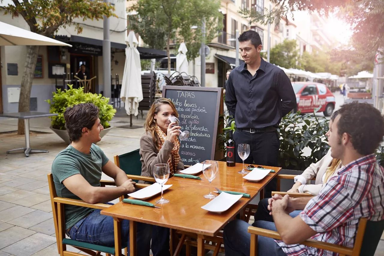 这些服务员的工资是你的N倍,但不是谁都能做