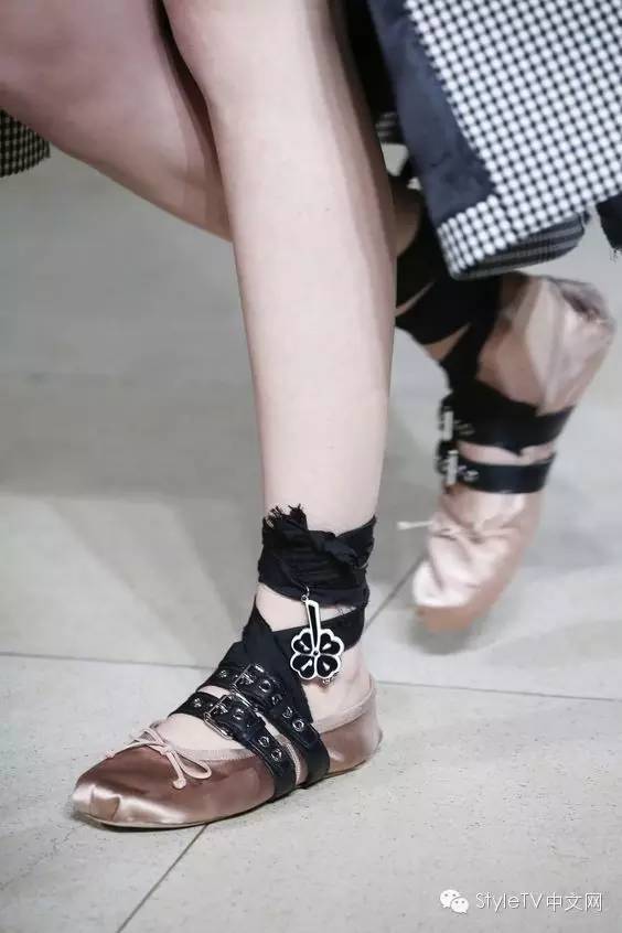 街拍|轻舞飞扬让芭蕾舞鞋助你一臂之力