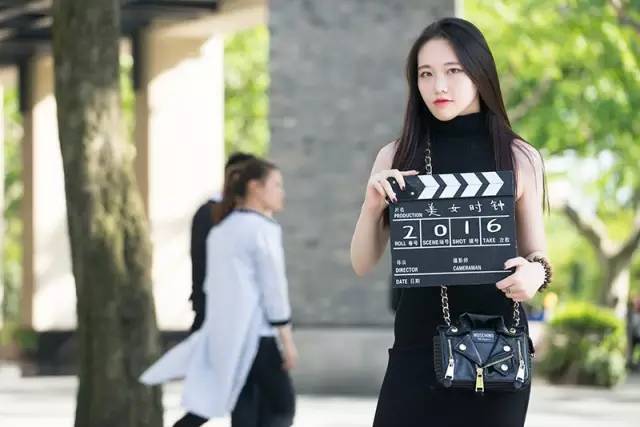 歌曲爱笑的女孩运气不会太差,爱笑的女孩子运气都不会太差