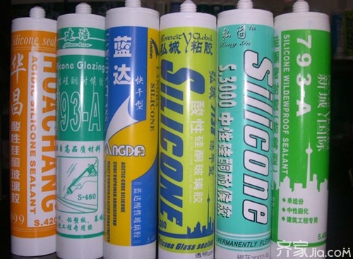 衣服上的玻璃胶用酒精能去除么,粘到衣服上的玻璃胶怎么去除掉