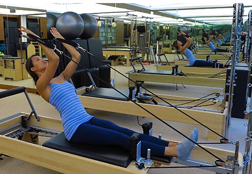 普拉提改善驼背和脖子前倾,改善圆肩驼背普拉提经典36个动作