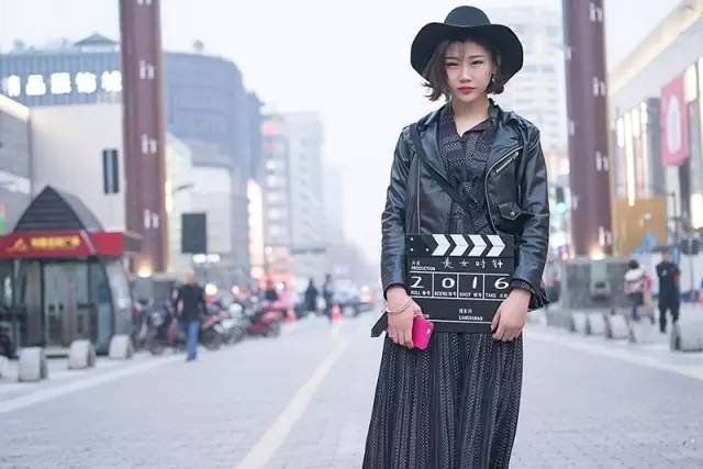 歌曲爱笑的女孩运气不会太差,爱笑的女孩子运气都不会太差