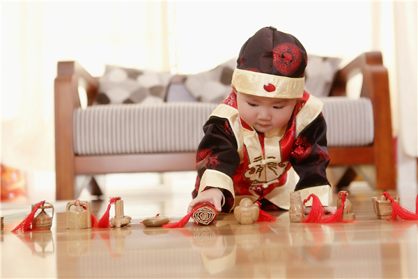 简单的宝宝抓周流程,宝宝一周岁抓周物品攻略