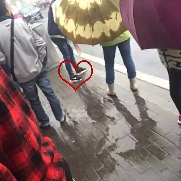 这双鞋有一个奇葩的名字,想必你们都知道了,叫TMD!