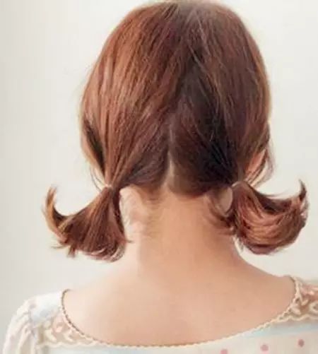 冬季戴帽子发型扎法,戴帽子发型这样搞温暖又好看