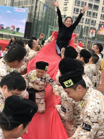 亲子运动会家长摔倒一大片,幼儿园搞运动会家长猝死