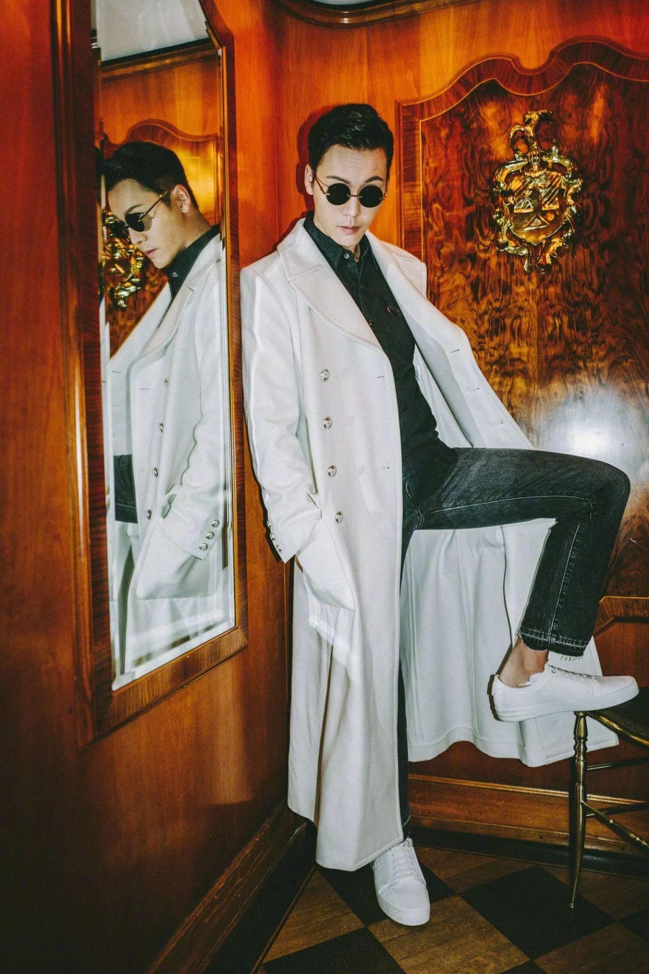 井柏然穿黑色羽绒服,井柏然穿羽绒服